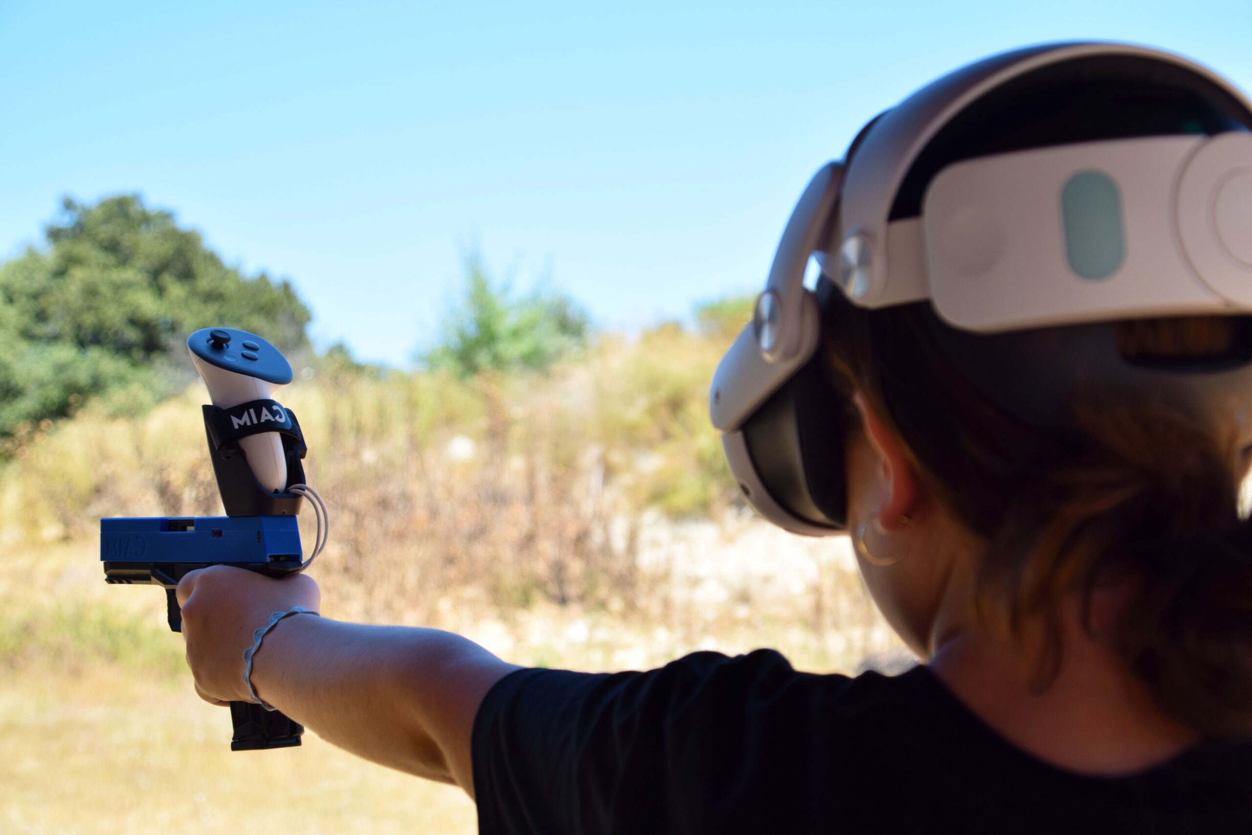 Jeune fille avec casque de réalité virtuel